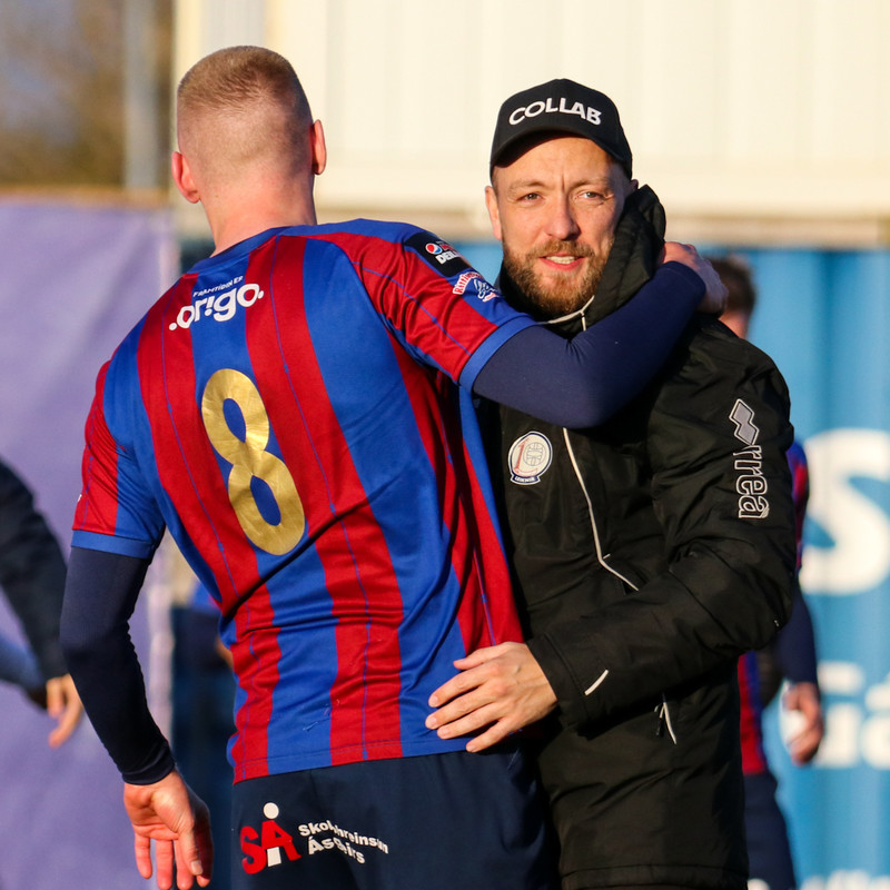 Árni og Sigurður Heiðar Höskuldsson, þjálfari Leiknis, fagna eftir leik í gær.
