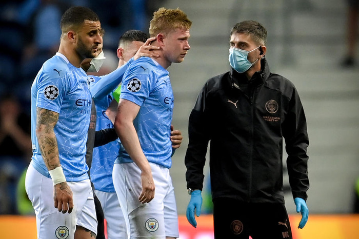 De Bruyne þurfti að fara af velli gegn Chelsea í úrslitaleik Meistaradeildarinnar.
