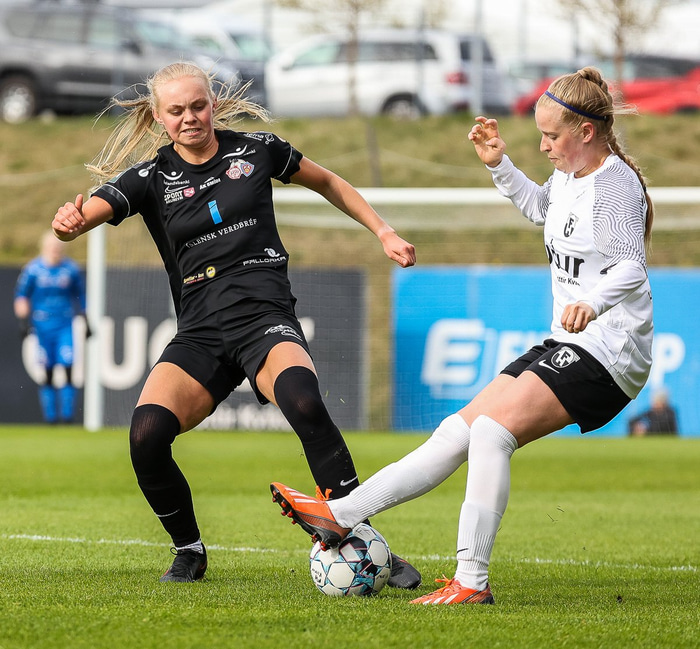 Sigrún Ella (í hvítu) skoraði tvö í gærkvöldi.