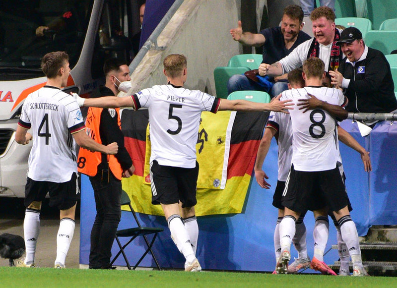 Leikmenn Þýskalands fagna marki Lukas Nmecha