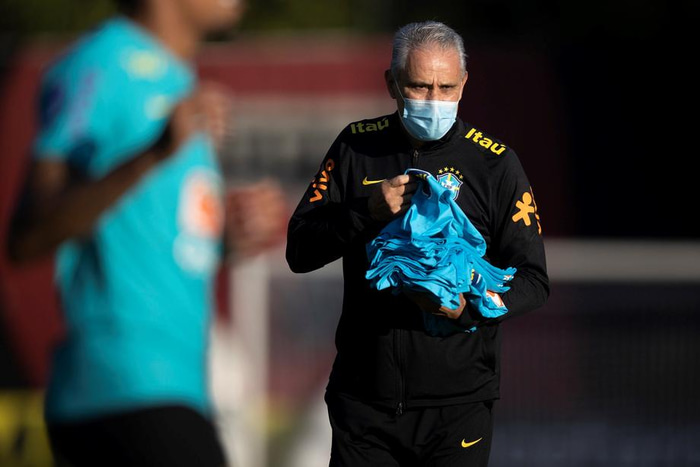 Tite, þjálfari Brasilíu, á æfingu í gær. Brassarnir mæta varaliði Venesúela í kvöld.