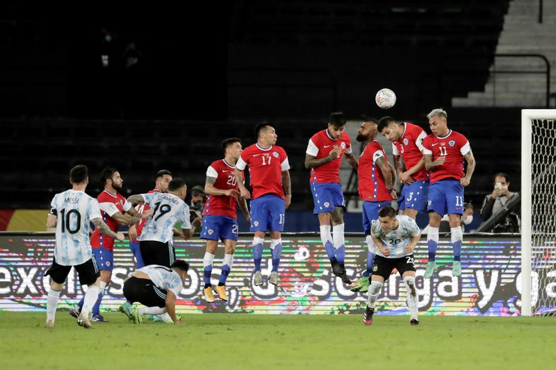 Lionel Messi horfir á eftir boltanum