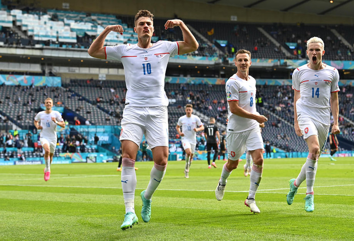 Shick fagnar marki sínu