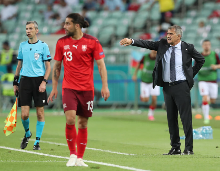 Senol Gunes gefur sínum mönnum fyrirmæli.