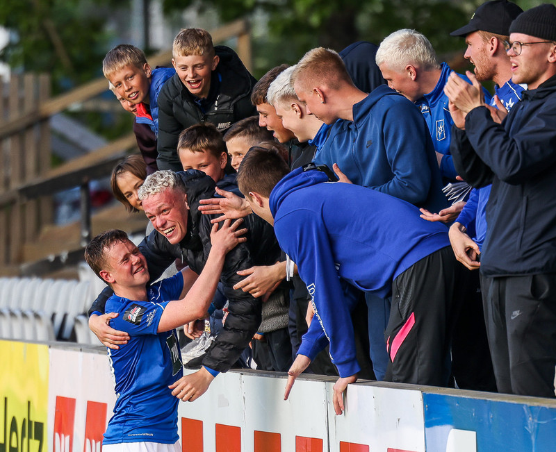 Eggert fagnar eftirminnilegu marki á Meistaravöllum árið 2021.