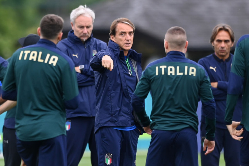 Roberto Mancini, þjálfari Ítalíu, á landsliðsæfingu í gær.