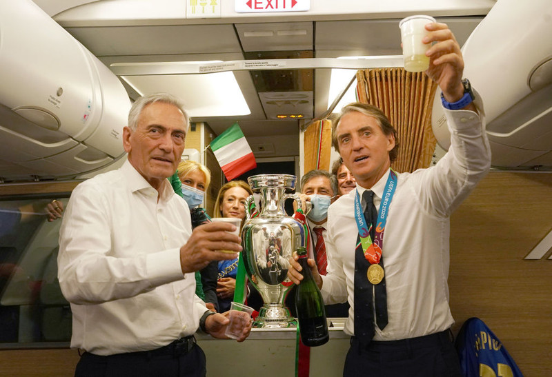 Bikarinn kominn til Ítalíu: Chiellini með kórónu og Mancini drakk kampavín