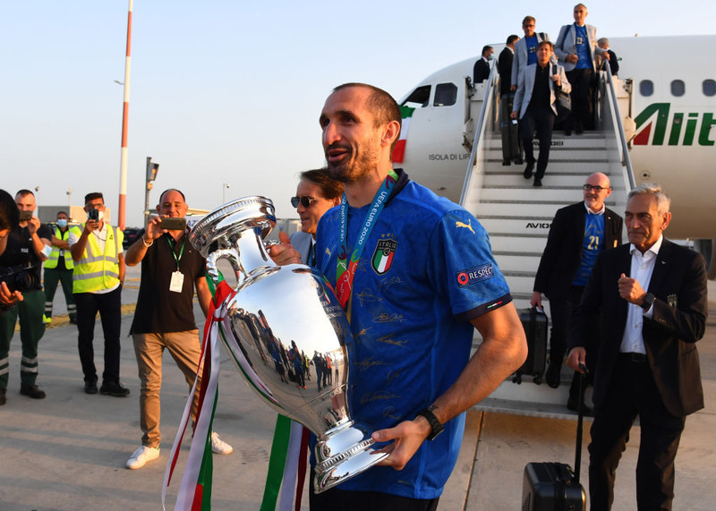 Bikarinn kominn til Ítalíu: Chiellini með kórónu og Mancini drakk kampavín