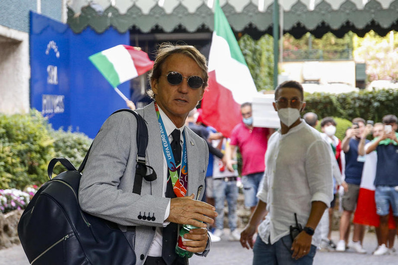Bikarinn kominn til Ítalíu: Chiellini með kórónu og Mancini drakk kampavín