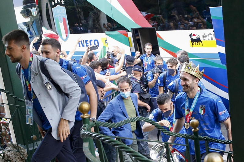 Bikarinn kominn til Ítalíu: Chiellini með kórónu og Mancini drakk kampavín