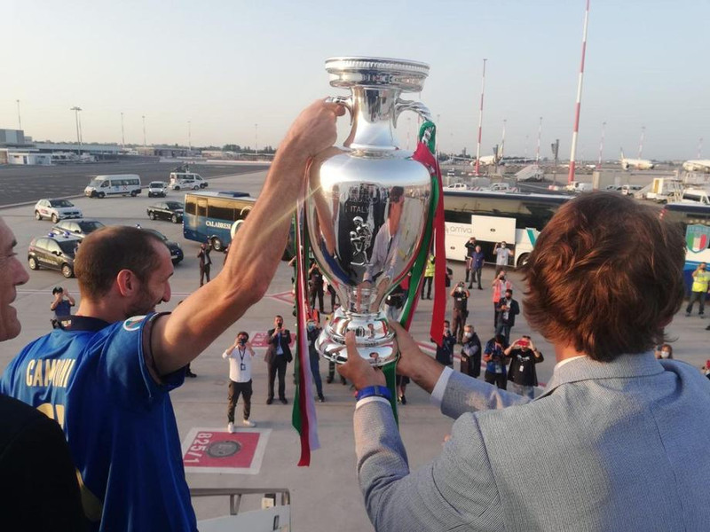 Bikarinn kominn til Ítalíu: Chiellini með kórónu og Mancini drakk kampavín