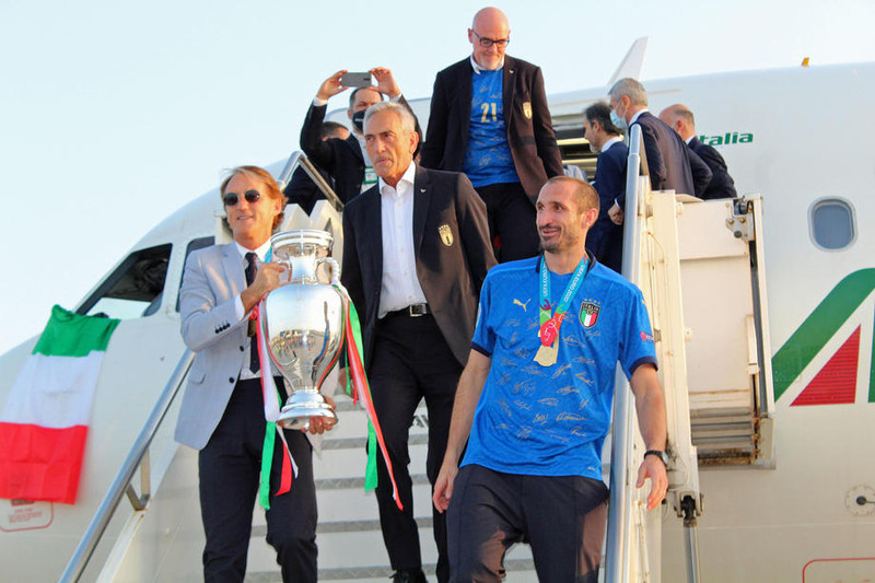 Bikarinn kominn til Ítalíu: Chiellini með kórónu og Mancini drakk kampavín