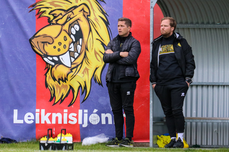 Jóhannes Karl Guðjónsson á hliðarlínunni.