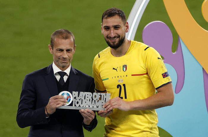 Gianluigi Donnarumma tekur við verðlaunum frá Aleksander Ceferin, forseta UEFA, en ítalski markvörðurinn var valinn maður mótsins.