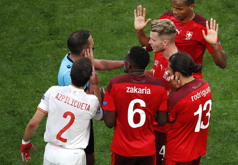 Michael Oliver að störfum á EM.