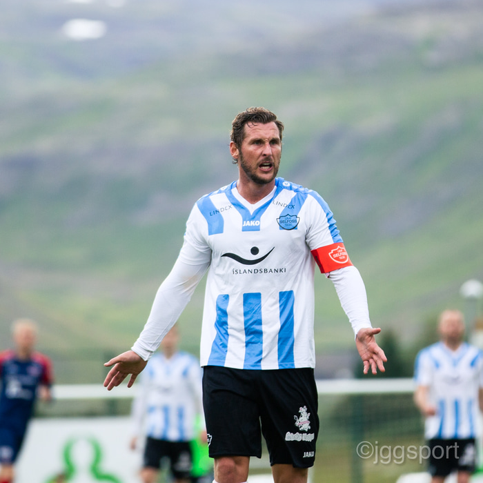 Gary skoraði stórbrotið mark með viðstöðulausu skoti eftir útspark.
