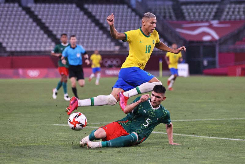 Johan Vasquez rennir sér í boltann í baráttu við Richarlison.