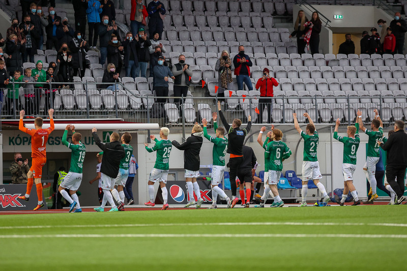 Blikar fagna með stuðningsmönnum eftir síðasta leik.
