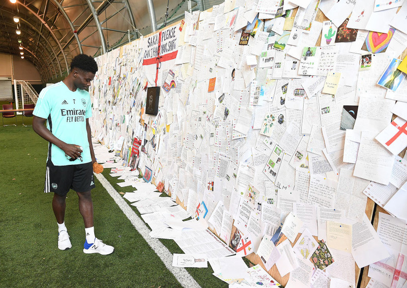 Saka orðlaus eftir falleg bréf frá stuðningsmönnum Arsenal