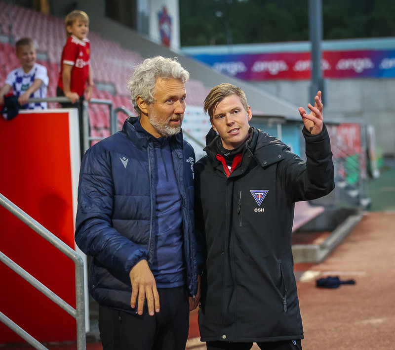 Óskar Smári, þjálfari Tindastóls ræðir við Kjartan Sturluson markmannsþjálfara Vals eftir leikinn í kvöld.