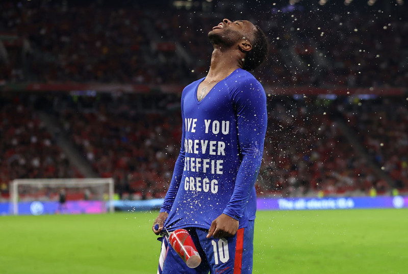 Glösum var kastað í Raheem Sterling þegar hann fagnaði marki gegn Ungverjalandi.