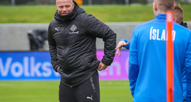 Valur í viðræðum við Eið Smára?