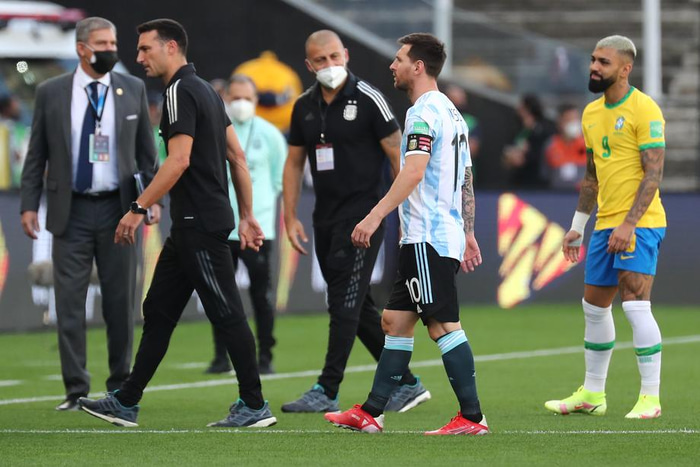 Brasilía og Argentína áttu að mætast í toppslag en heilbrigðisyfirvöld í Brasilíu stöðvuðu leikinn.