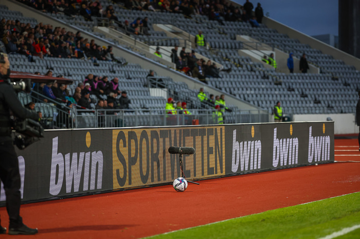 Auglýsing bwin á Laugardalsvelli í gær.
