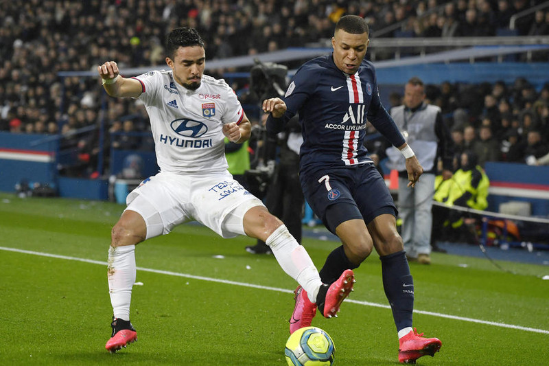Rafael da Silva er hér í baráttunni við Kylian Mbappe í frönsku deildinni