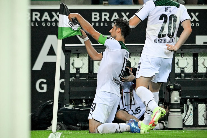 Lars Stindl fagnar á viðeigandi hátt
