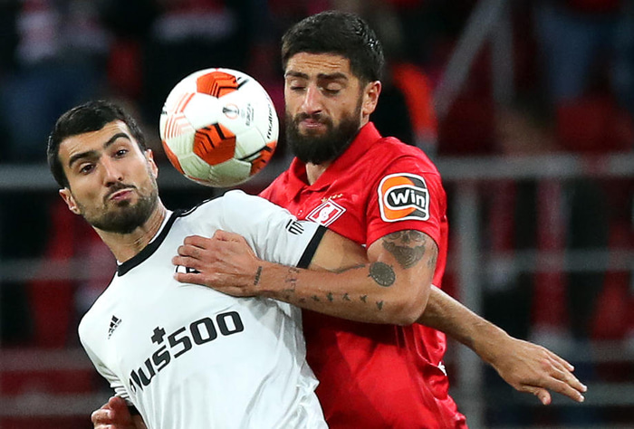 Mahir Emreli, leikmaður Legia Varsjá, í baráttu við Samuel Gigot, leikmann Spartak Moskvu.