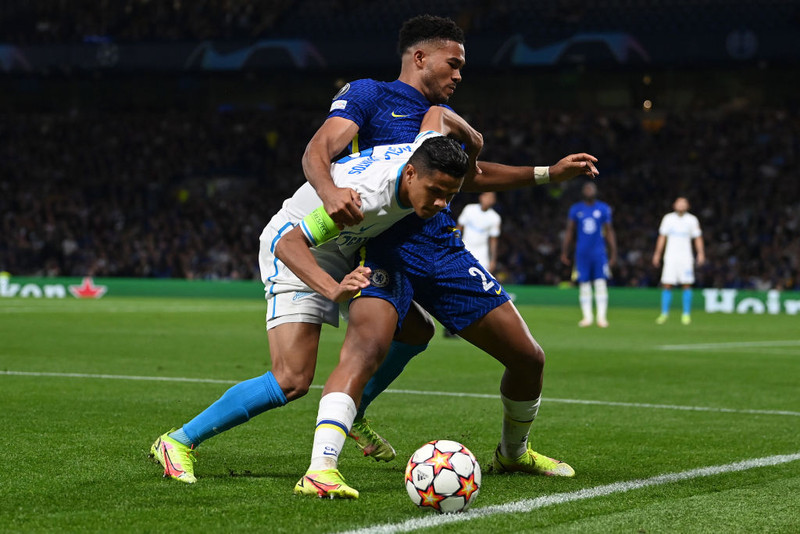 Reece James í baráttu við Douglas Santos í leik Chelsea og Zenit.