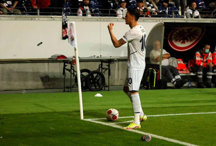 Mesut Özil skoraði eina mark Fenerbahce í 1-1 jafnteflinu gegn Eintracht Frankfurt