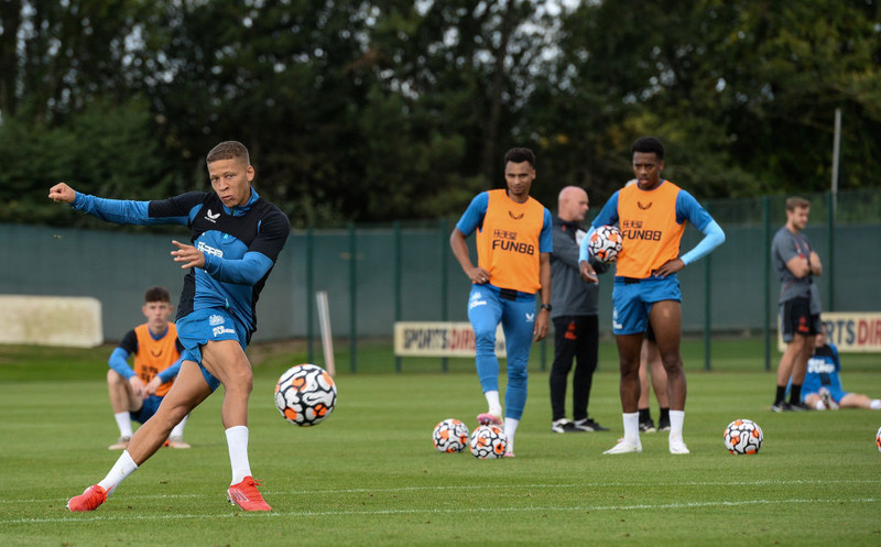 Dwight Gayle á æfingu Newcastle. Hann er pirraður yfir litlum spiltíma.