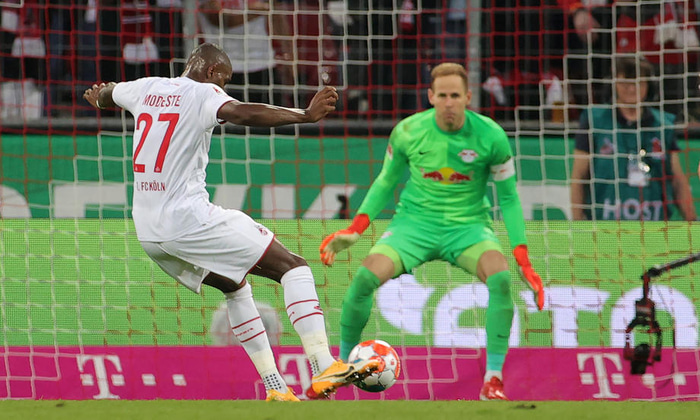 Anthony Modeste skorar framhjá Peter Gulacsi