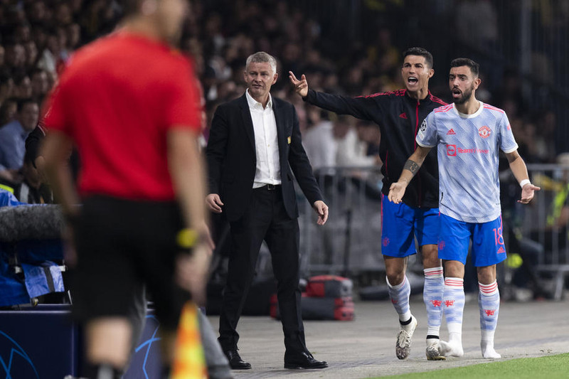 Ole Gunnar Solskjær, Cristiano Ronaldo og Bruno Fernandes voru ósáttir með dómgæsluna