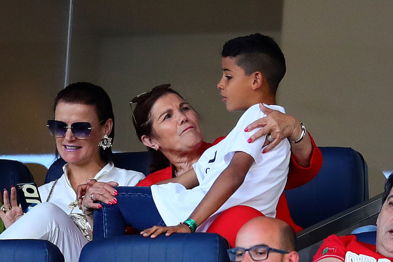 Dolores Aveiro ásamt Cristiano yngri, syni Ronaldo.