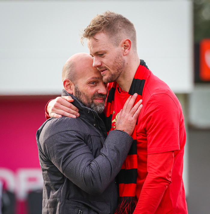 Arnar með Halldóri Smára, leikmanni sínum, eftir sigurinn í lokaumferðinni í dag.