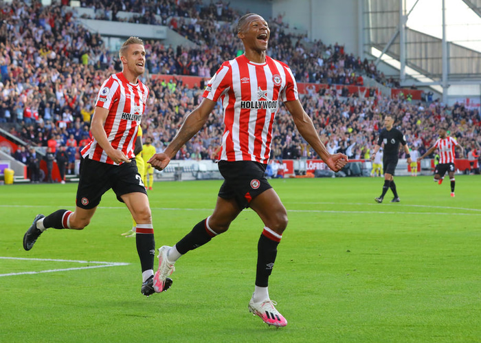 Ethan Pinnock fagnar marki sínu.