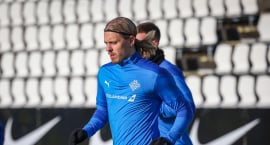 Elías Már að skrifa undir stóran samning í Kína
