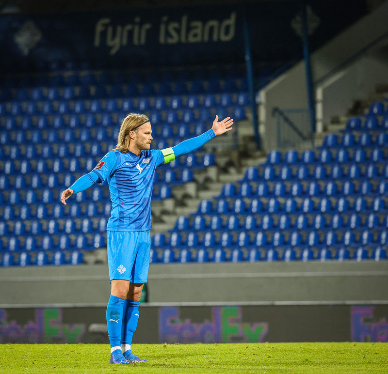 Birkir Bjarnason er fyrirliði í þessu verkefni. Hér er hann í leiknum gegn Armeníu. Fyrir aftan hann, tómar stúkur.