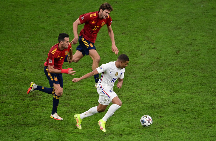 Sergio Busquets eltir Kylian Mbappe í leiknum