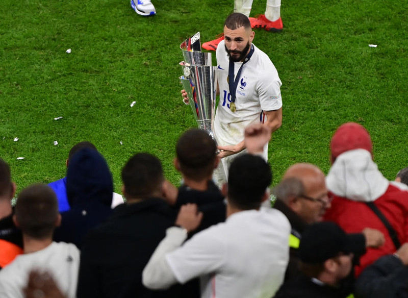 Karim Benzema með bikarinn í höndunum eftir leikinn í kvöld