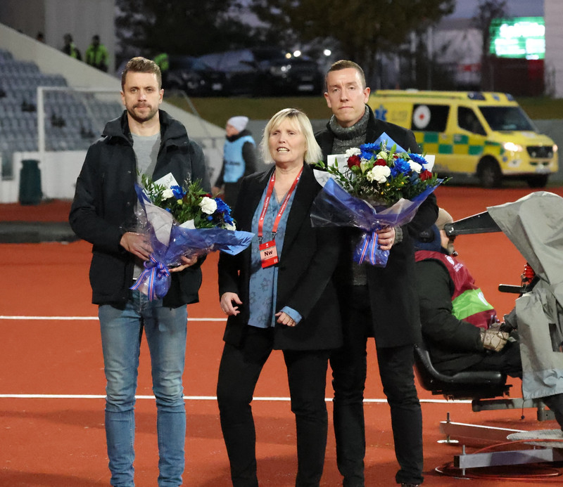Vanda færði goðsögnum blómvönd fyrir leik