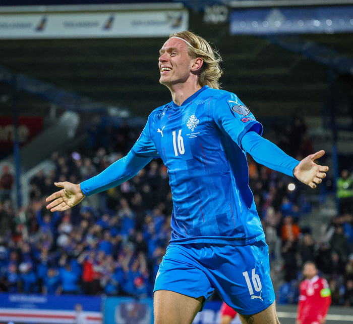 Markinu í gær fagnað.