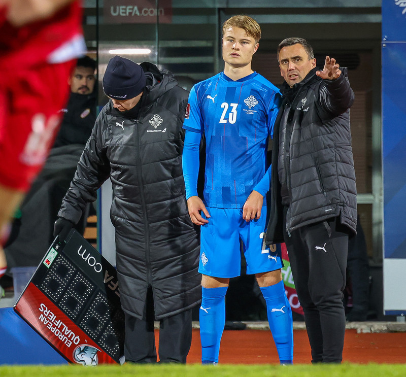 Arnar Viðarsson gefur Andra Lucasi leiðbeiningar