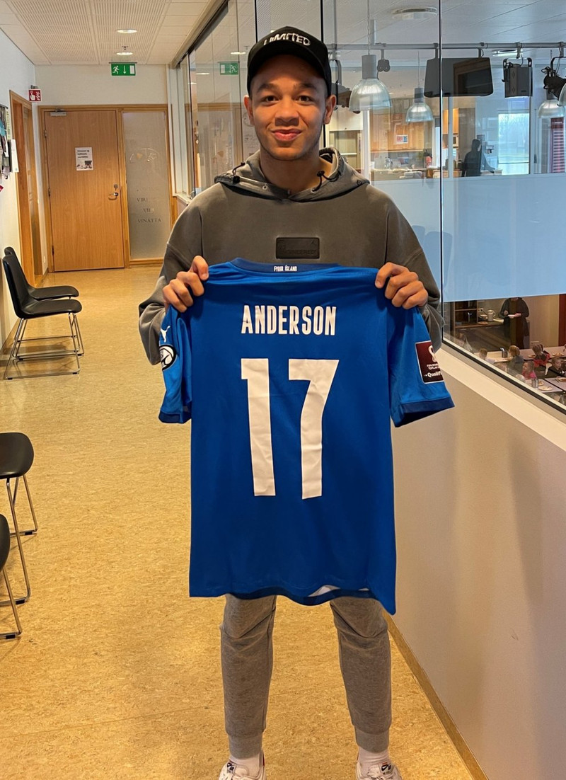 Mikael heimsótti gamla skólann og gaf treyju