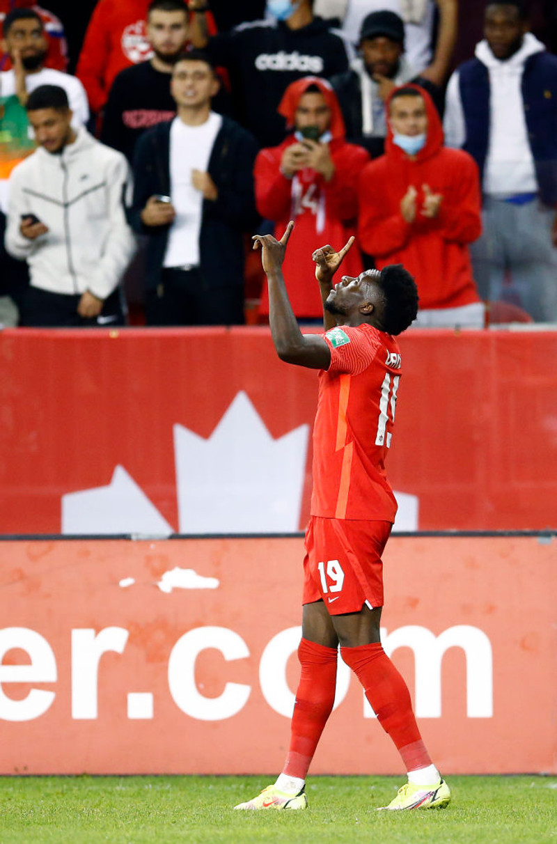 Alphonso Davies er einn fljótasti leikmaður heims og hér fagnar hann marki sínu