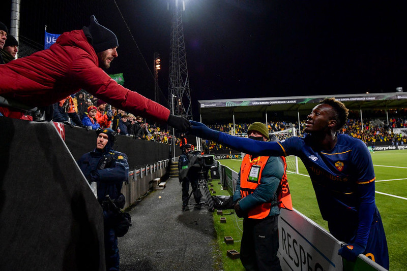 Tammy Abraham nær sáttum við stuðningsmann sem hann lenti í orðaskiptum við eftir leikinn.