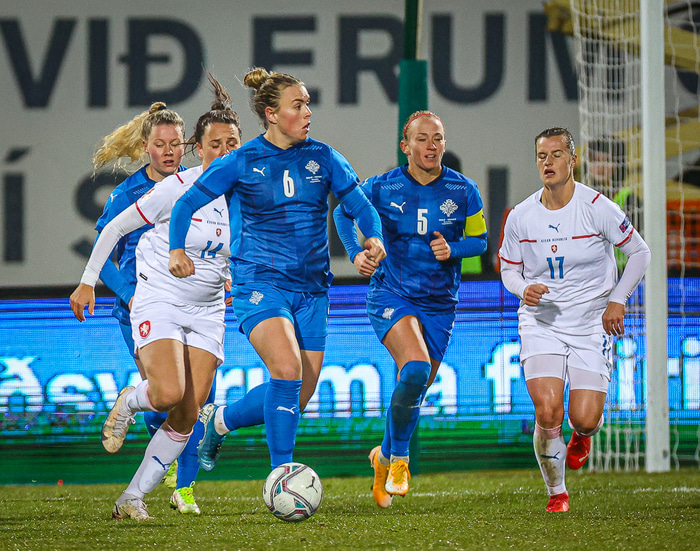 Ingibjörg varð að gera sér að góðu að byrja á bekknum í gær.